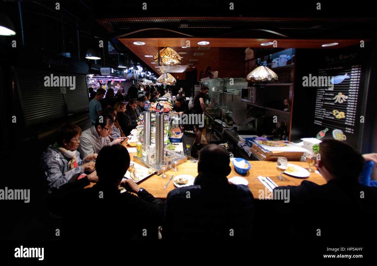 Kunden auf eine typische spanische Tapas-Bar in La Boqueria-Markt in Barcelona Stockfoto