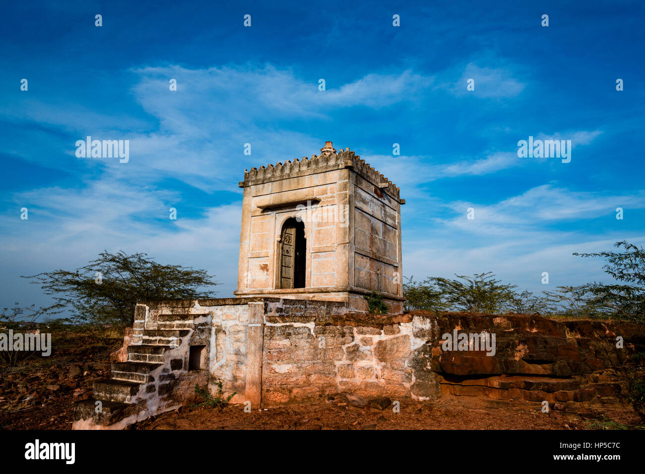 Ein Jain Tempel zu Lord Mahavira auf einem Hügel in Osian mit den schönen blauen Himmel im Hintergrund gewidmet. Osian ist eine alte Stadt in Jodhpur Stockfoto