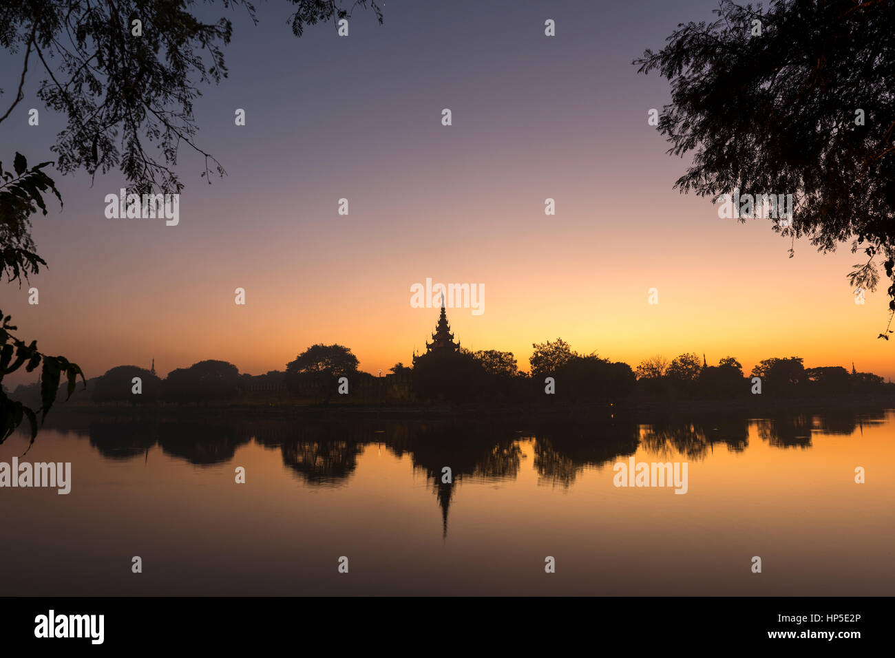 Sonnenuntergang über der Bastion an der nordöstlichen Ecke des Grabens von Mandalay Palast, Myanmar (Burma). Stockfoto