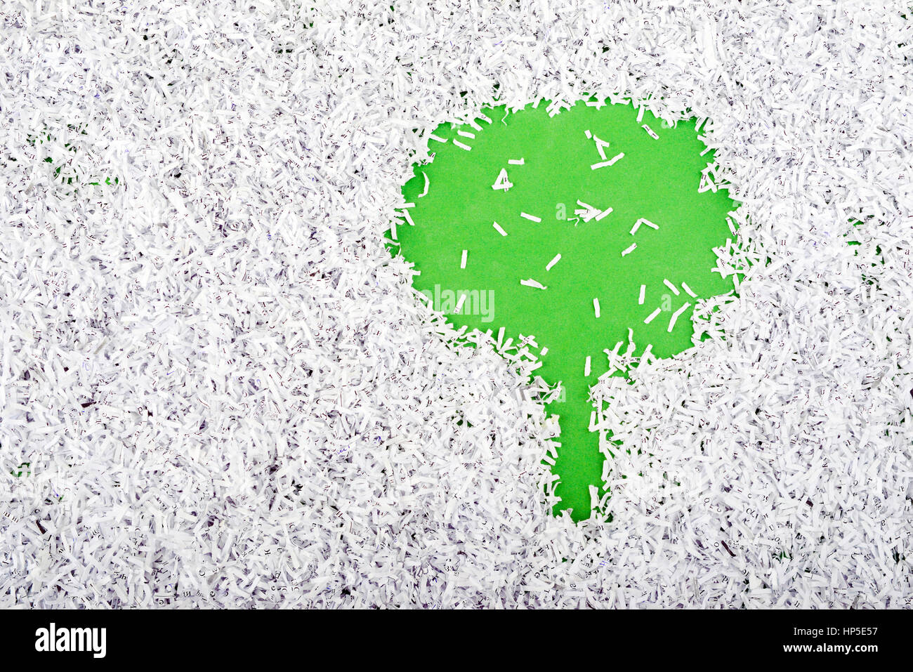 einfache grüne Baum-Symbol innerhalb des Papierschnitzel Heap gemacht Stockfoto