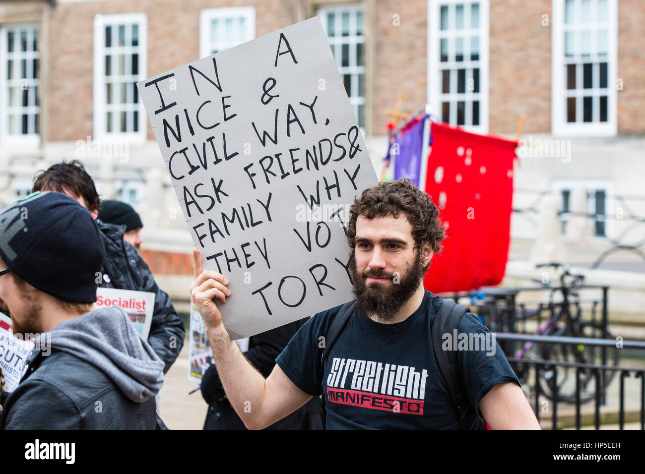 Bristol, UK. 18. Februar 2017. Surreys Tory Rat erzielte Demonstranten fordern Bristols gewählten Bürgermeister, Martin Rees auszusetzen geplante Kürzungen und für ihn zu einem besseren befassen sich mit der Zentralregierung, die sie beanspruchen. Rund 175 Demonstranten versammelten sich vor Bristol City Hall vor dem Marsch durch die Innenstadt. Bristol City Council, unter der Labour Bürgermeister planen, Dienstleistungen, £101million über fünf Jahre speichern 123 Kürzungen vornehmen. Bristol, UK. 18. Februar 2017. Bildnachweis: Redorbital Fotografie/Alamy Live-Nachrichten Stockfoto