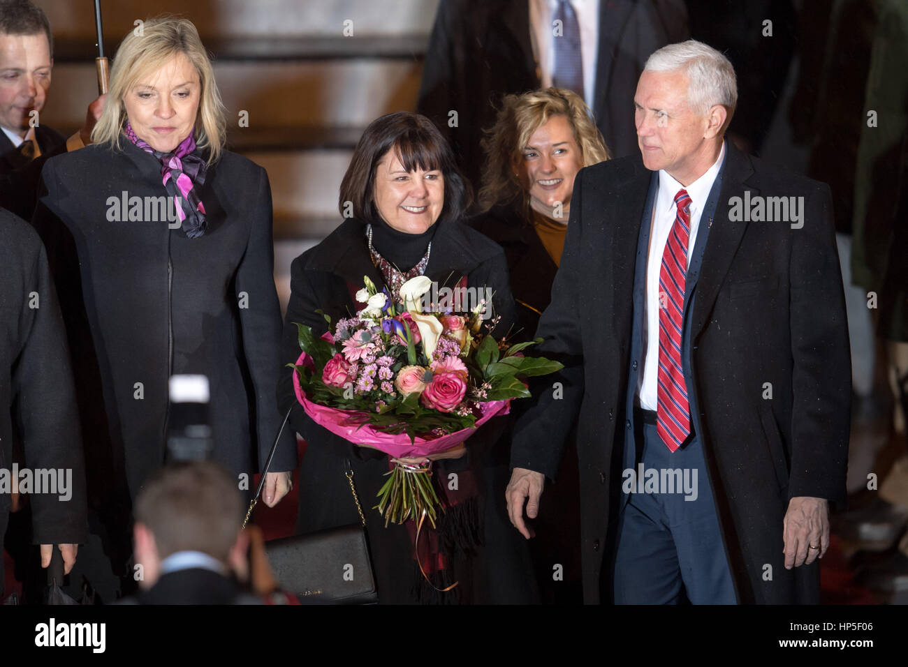 München, Deutschland. 18. Februar 2017. US-Vizepräsident Mike Pence (R-L), seine Tochter Charlotte und seine Frau Karen durch den Bayerischen Staatsminister für europäische Beate Merk bei ihrer Ankunft am Flughafen in München, Deutschland, 18. Februar 2017 begrüßt werden. Der Münchner Sicherheitskonferenz wird zwischen dem 17. und 19. Februar 2017 stattfinden. Foto: Tobias Hase/Dpa/Alamy Live News Stockfoto