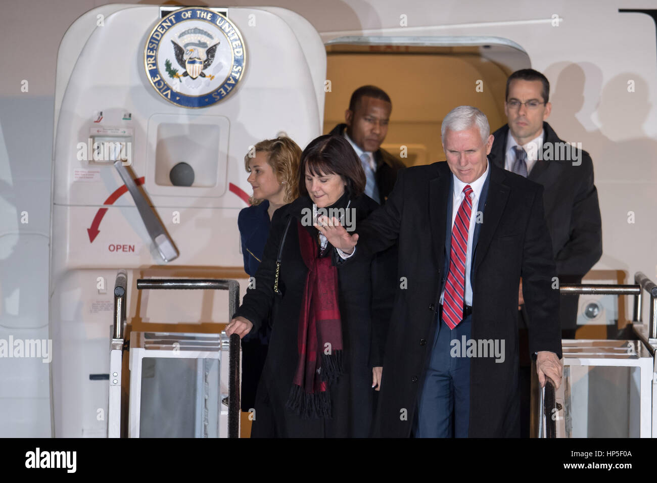 München, Deutschland. 18. Februar 2017. US-Vizepräsident Mike Pence (R-L), seine Tochter Charlotte und seine Frau Karen durch den Bayerischen Staatsminister für europäische Beate Merk bei ihrer Ankunft am Flughafen in München, Deutschland, 18. Februar 2017 begrüßt werden. Der Münchner Sicherheitskonferenz wird zwischen dem 17. und 19. Februar 2017 stattfinden. Foto: Tobias Hase/Dpa/Alamy Live News Stockfoto