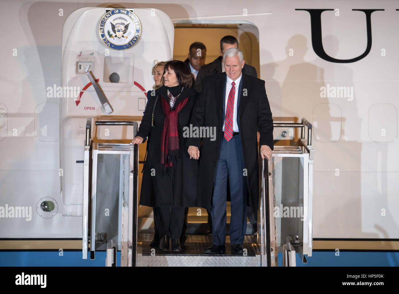 München, Deutschland. 18. Februar 2017. US-Vizepräsident Mike Pence (R-L), seine Tochter Charlotte und seine Frau Karen durch den Bayerischen Staatsminister für europäische Beate Merk bei ihrer Ankunft am Flughafen in München, Deutschland, 18. Februar 2017 begrüßt werden. Der Münchner Sicherheitskonferenz wird zwischen dem 17. und 19. Februar 2017 stattfinden. Foto: Tobias Hase/Dpa/Alamy Live News Stockfoto
