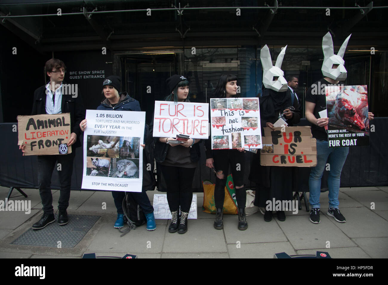 London UK. 18. Februar 2017. Eine Gruppe von Demonstranten Tierrechte inszenieren Protest gegen Haut-Handel außerhalb der London Fashion Week Credit: Amer Ghazzal/Alamy Live-Nachrichten Stockfoto