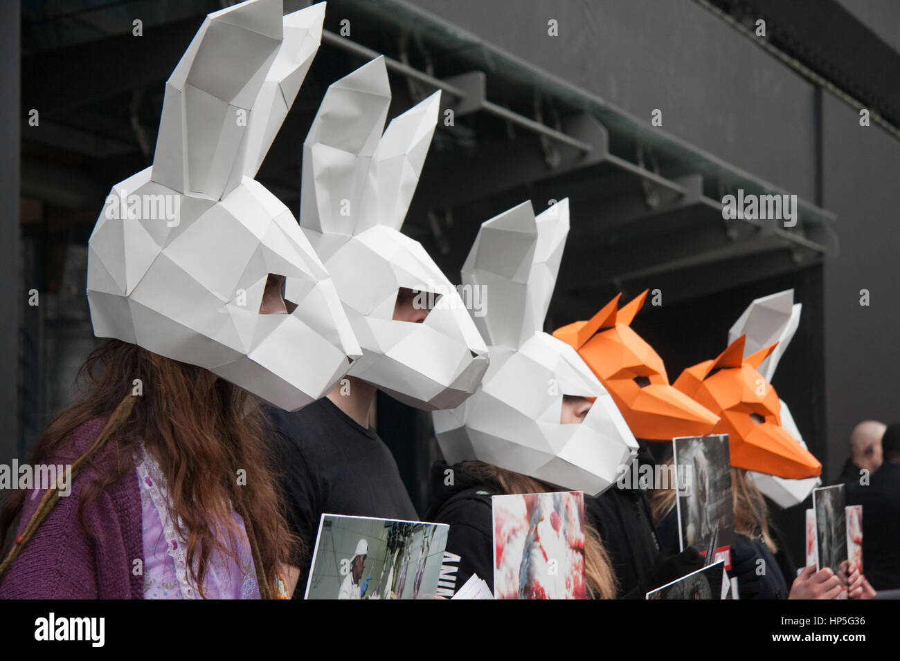 London UK. 18. Februar 2017. Eine Gruppe von Demonstranten Tierrechte inszenieren Protest gegen Haut-Handel außerhalb der London Fashion Week Credit: Amer Ghazzal/Alamy Live-Nachrichten Stockfoto