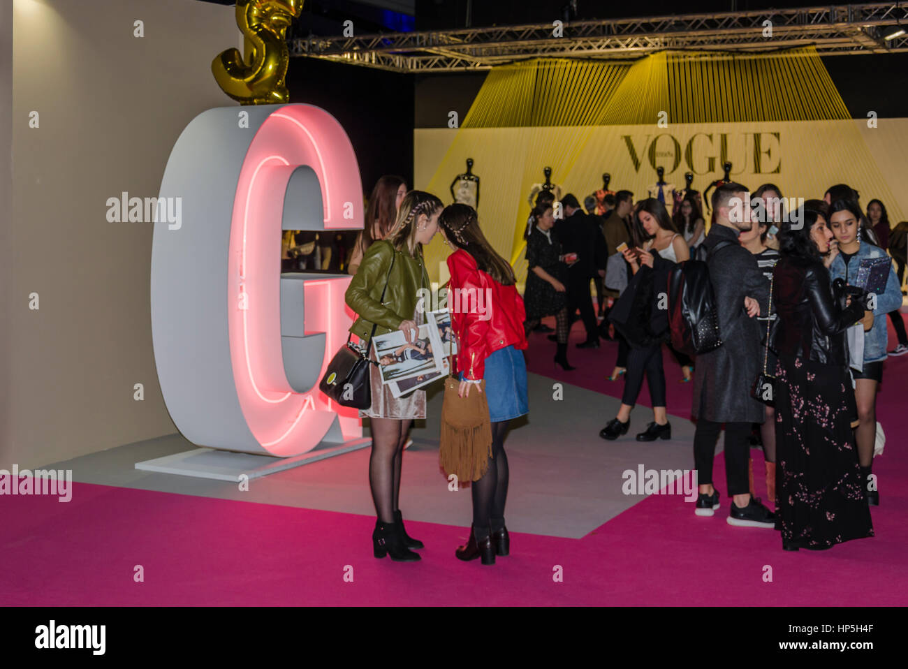 Madrid, Spanien. 18. Februar 2017. Mode Woche Feier 3. Tag in Ifema, mit Besuchern in Madrid, Spanien, am 18. Februar 2017. Bildnachweis: Enrique Davó/Alamy Live-Nachrichten. Stockfoto