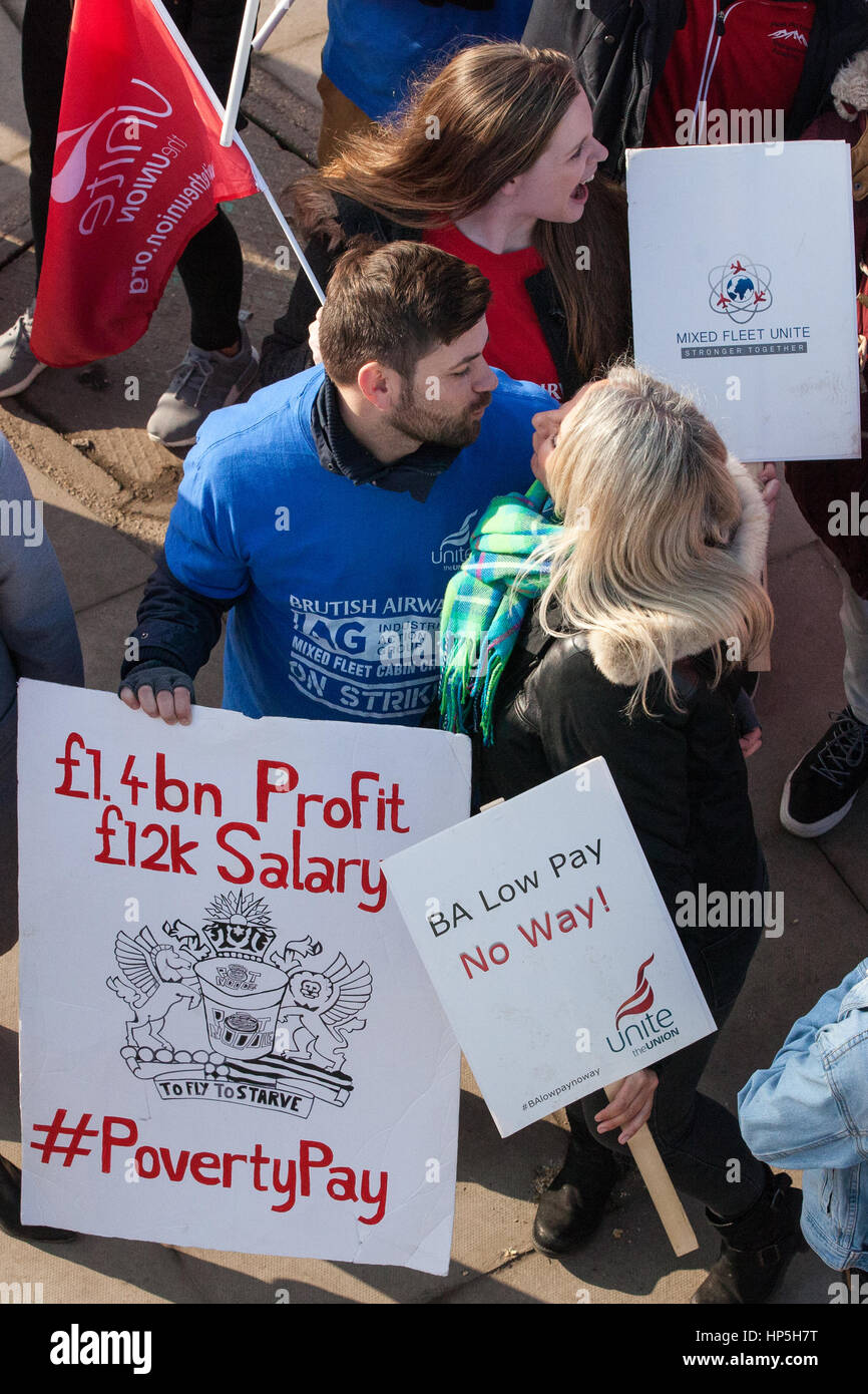 London, UK. 18. Februar 2017. Markante British Airways gemischte Flotte Flugbegleiter, die Zugehörigkeit zu der Unite gewerkschaftlichen Protest gegen Hatton Cross in der Nähe von Heathrow Airport. Der aktuelle Streik, Teil einer lang andauernden Streit, werden vom 17.-20. Februar starten und weitere Tage von Arbeitskampfmaßnahmen geplant worden. Bildnachweis: Mark Kerrison/Alamy Live-Nachrichten Stockfoto