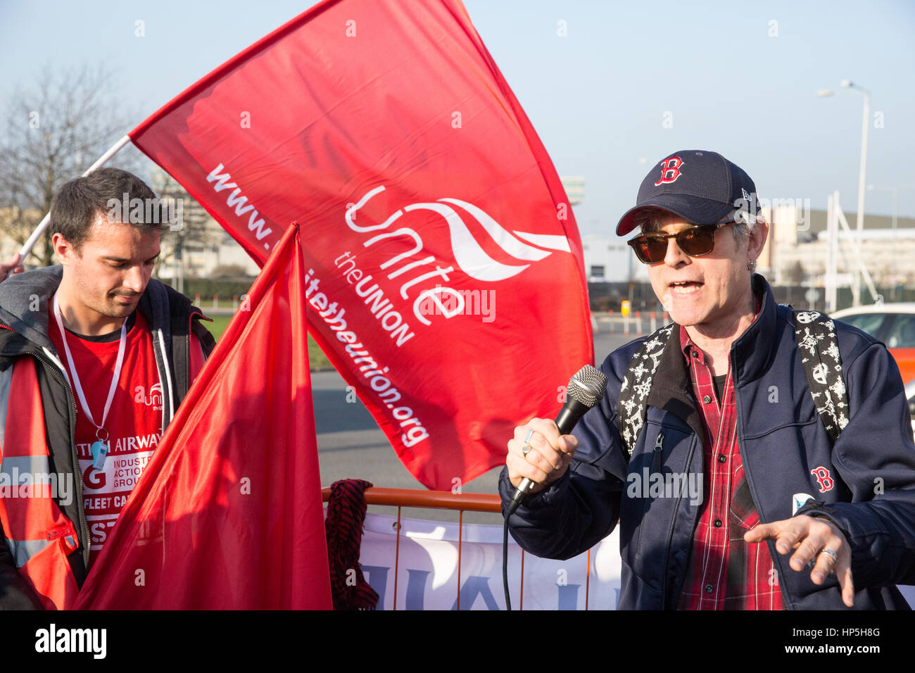 London, UK. 18. Februar 2017. George Binette, Zweig Sekretär des Camden unisono, Adressen auffällig British Airways gemischte Flotte Kabinenpersonal Zugehörigkeit zu der Gewerkschaft Unite protestieren bei Hatton Cross in der Nähe von Heathrow Airport. Der aktuelle Streik, Teil einer lang andauernden Streit, werden vom 17.-20. Februar starten und weitere Tage von Arbeitskampfmaßnahmen geplant worden. Bildnachweis: Mark Kerrison/Alamy Live-Nachrichten Stockfoto