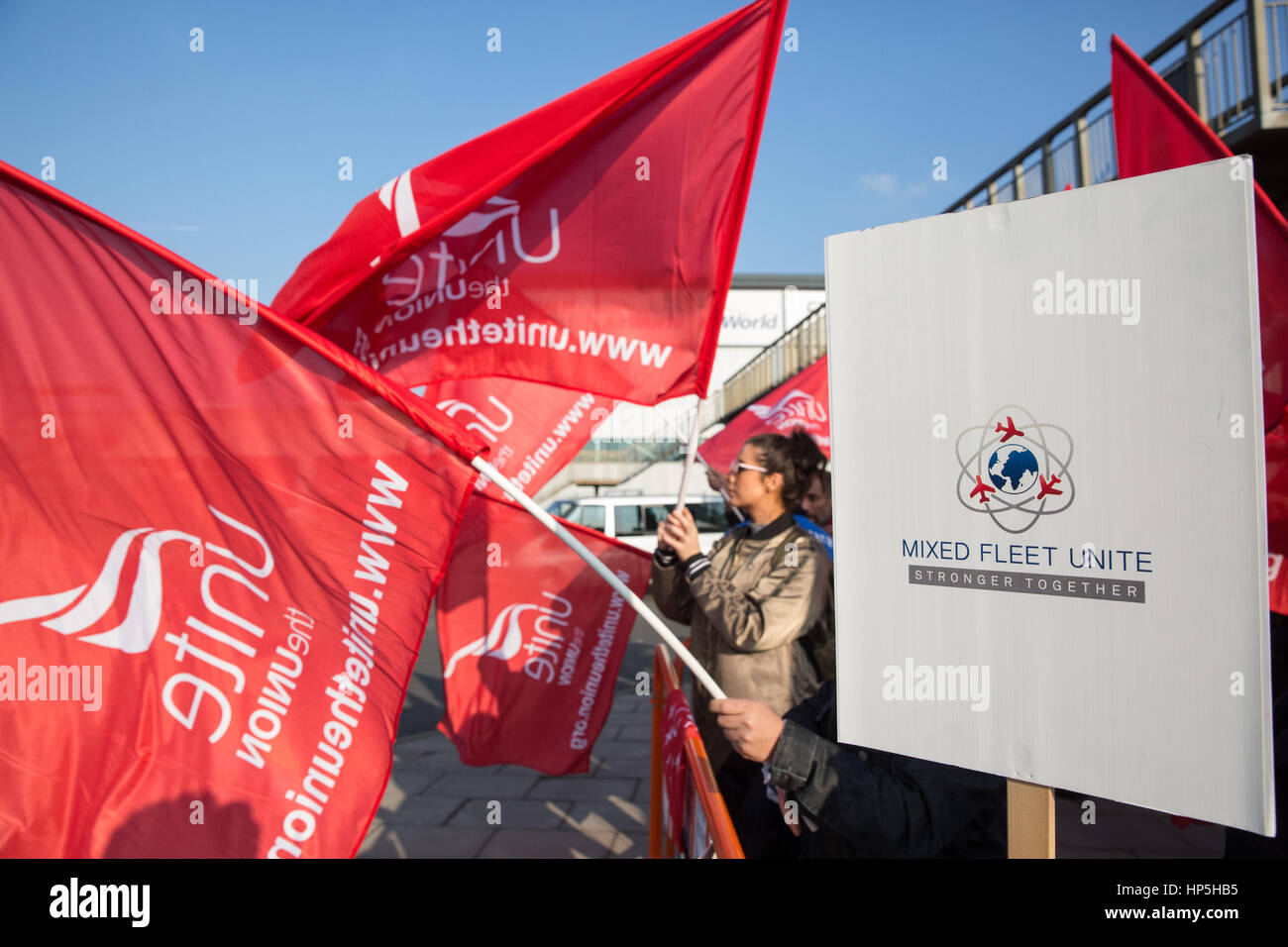 London, UK. 18. Februar 2017. Markante British Airways gemischte Flotte Flugbegleiter, die Zugehörigkeit zu der Unite gewerkschaftlichen Protest gegen Hatton Cross in der Nähe von Heathrow Airport. Der aktuelle Streik, Teil einer lang andauernden Streit, werden vom 17.-20. Februar starten und weitere Tage von Arbeitskampfmaßnahmen geplant worden. Bildnachweis: Mark Kerrison/Alamy Live-Nachrichten Stockfoto