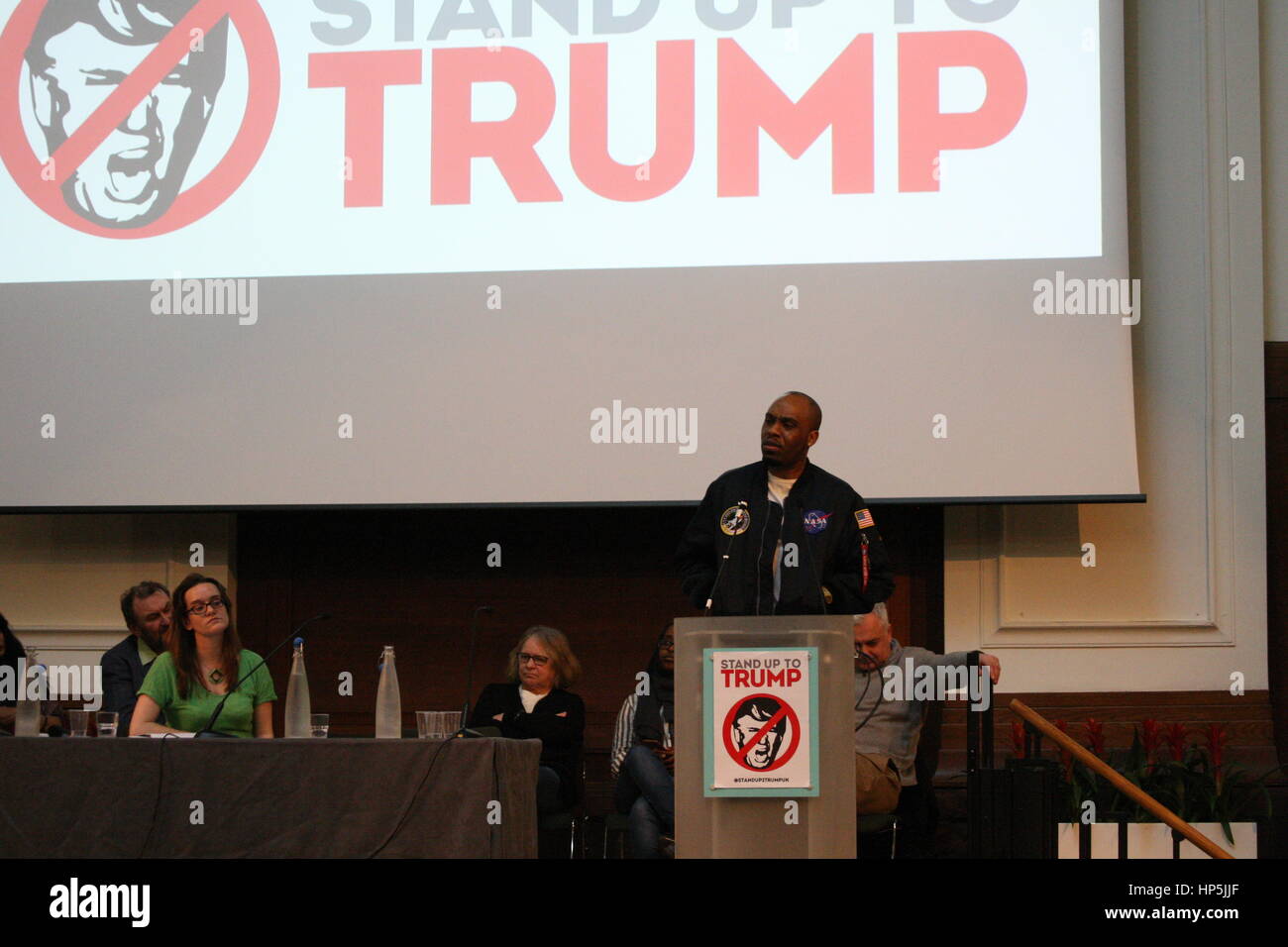 London, UK, 18. Februar 2017. Komiker Dane Baptiste richtet Stand oben an Trump Gipfel. Eine Reihe von Organisationen trafen Stand bis Trump Koalition zu erstellen, die ein Gipfeltreffen in London statt. Roland Ravenhill/Alamy Live-Nachrichten. Stockfoto