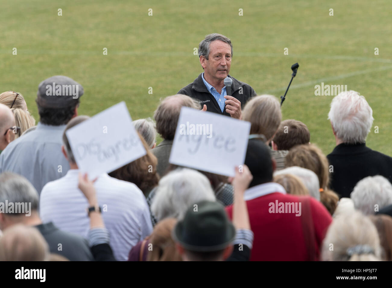 Mount Pleasant, South Carolina, USA. 18. Februar 2017. US-Abgeordneter Mark Sanford hält eine zweite Bürgerversammlung auf einem Fußballfeld, nachdem Hunderte von Bestandteilen in der Erstveranstaltung 18. Februar 2017 in Mount Pleasant, South Carolina passen konnte nicht. Hunderte von betroffenen Bewohner aufgedreht für das treffen, ihren Widerstand gegen Präsident Donald Trump ein vocal Tagung von Mark Sanford US-Abgeordneter und Senator Tim Scott anzugehen. Bildnachweis: Planetpix/Alamy Live-Nachrichten Stockfoto