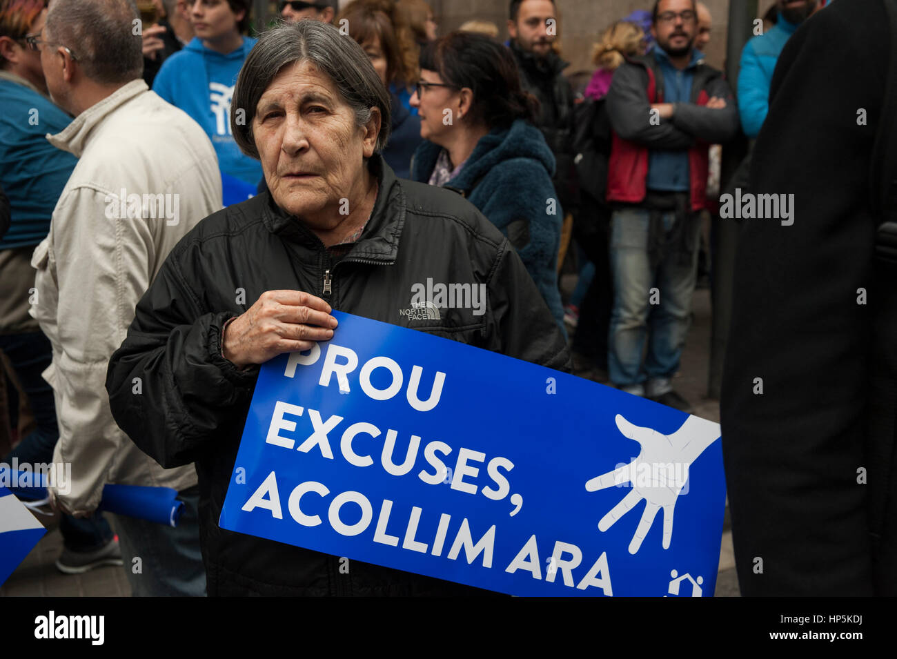 Barcelona, Spanien. 18. Februar 2017. Tausende von Menschen marschierten in Barcelona, Spaniens Regierung zur Erhöhung seiner Bemühungen, Flüchtlinge aufzunehmen, die den Krieg in Syrien und anderen gewaltsamen Konflikten geflohen sind zu verlangen. Bildnachweis: Charlie Perez/Alamy Live-Nachrichten Stockfoto