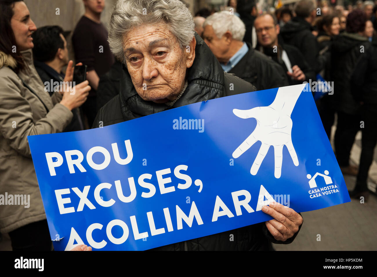 Barcelona, Spanien. 18. Februar 2017. Tausende von Menschen marschierten in Barcelona, Spaniens Regierung zur Erhöhung seiner Bemühungen, Flüchtlinge aufzunehmen, die den Krieg in Syrien und anderen gewaltsamen Konflikten geflohen sind zu verlangen. Bildnachweis: Charlie Perez/Alamy Live-Nachrichten Stockfoto