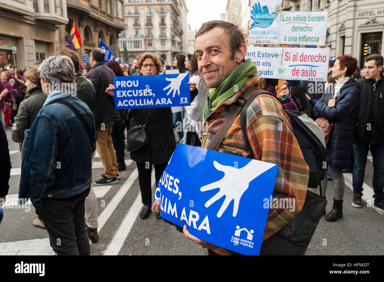 Barcelona, Spanien. 18. Februar 2017. Tausende von Menschen marschierten in Barcelona, Spaniens Regierung zur Erhöhung seiner Bemühungen, Flüchtlinge aufzunehmen, die den Krieg in Syrien und anderen gewaltsamen Konflikten geflohen sind zu verlangen. Bildnachweis: Charlie Perez/Alamy Live-Nachrichten Stockfoto