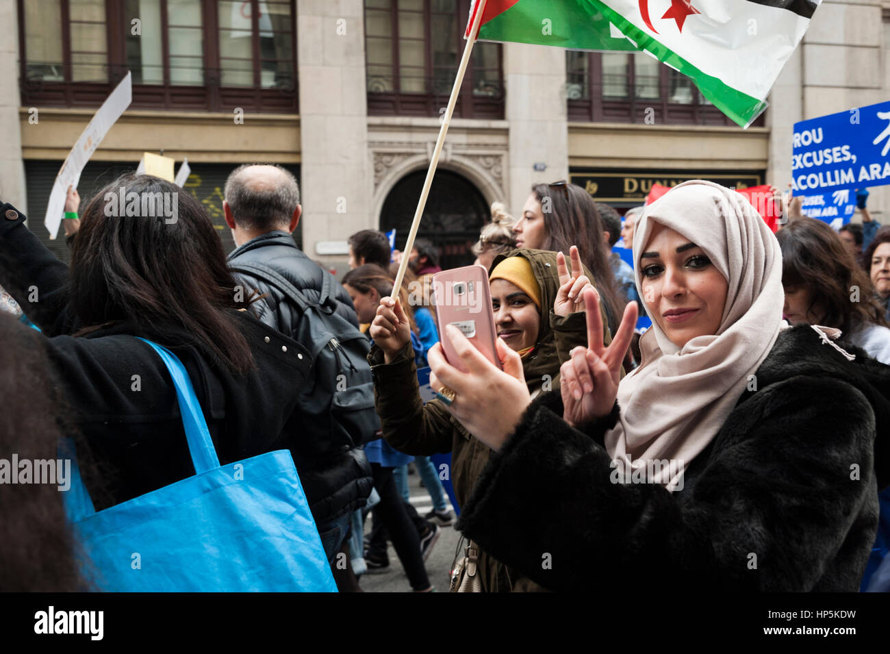 Barcelona, Spanien. 18. Februar 2017. Tausende von Menschen marschierten in Barcelona, Spaniens Regierung zur Erhöhung seiner Bemühungen, Flüchtlinge aufzunehmen, die den Krieg in Syrien und anderen gewaltsamen Konflikten geflohen sind zu verlangen. Bildnachweis: Charlie Perez/Alamy Live-Nachrichten Stockfoto