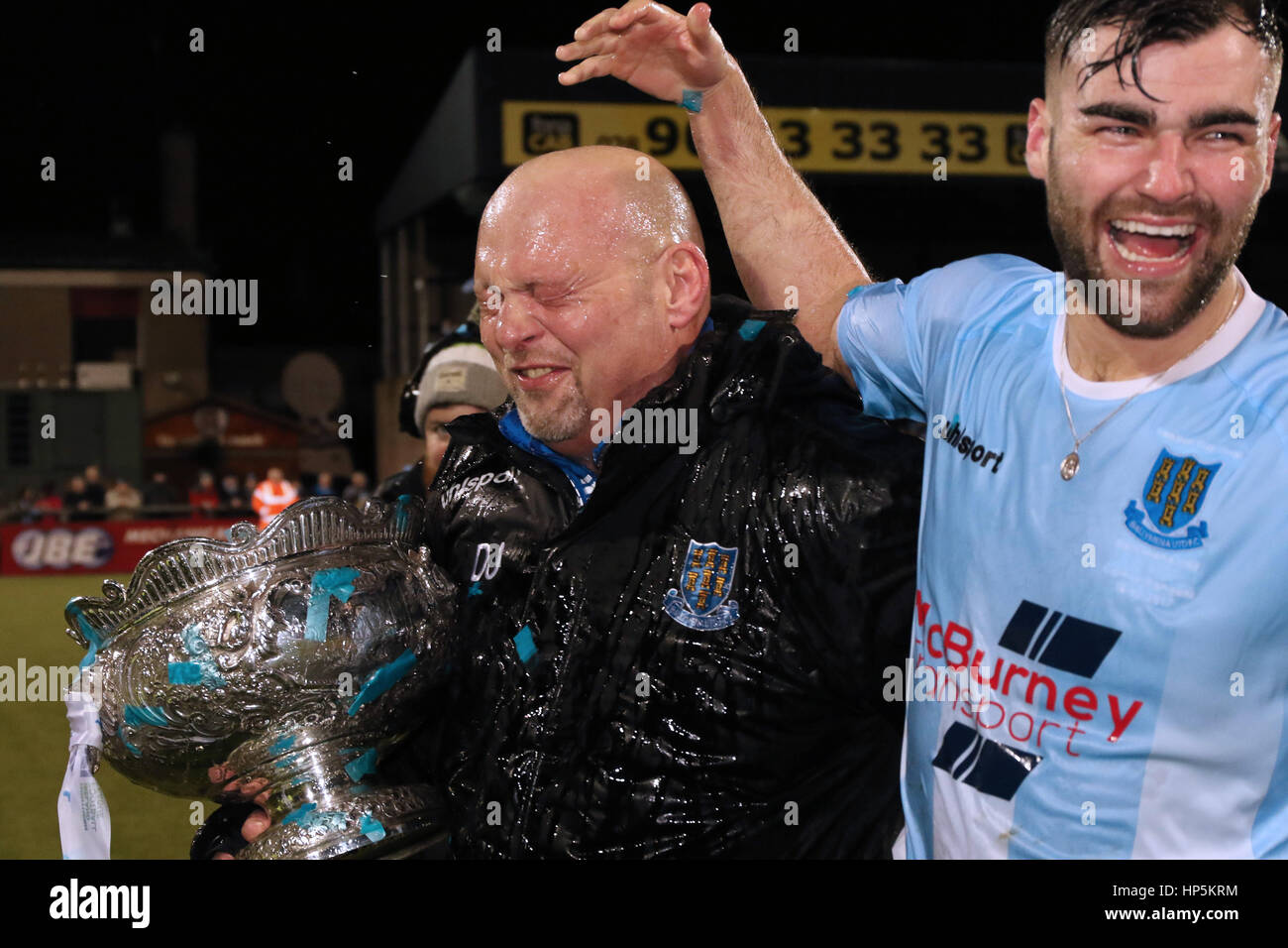 Belfast Nordirland. 18. Februar 2017. Ballymena United 2 Carrick Förster 0. Ballymena United Manager David Jeffrey (links) mit der Trophäe. Quelle: David Hunter/Alamy Live News.. Stockfoto