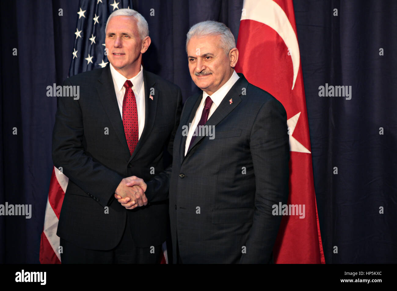 München, Deutschland. 18. Februar 2017. US-Vizepräsident Mike Pence grüßt der türkische Ministerpräsident Binali Yildirim am Rande der Münchner Sicherheitskonferenz 18. Februar 2017 in München. Pence erzählte später die europäischen Bündnispartner, dass "Die Vereinigten Staaten von Amerika unterstützt nachdrücklich NATO und wird in unserem Engagement für diese transatlantische Allianz unerschütterlich." Bildnachweis: Planetpix/Alamy Live-Nachrichten Stockfoto