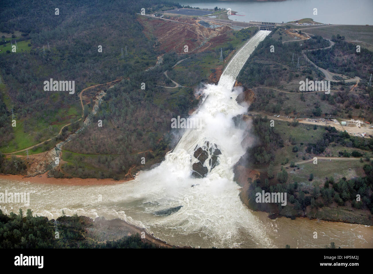 Die Luftaufnahme zeigt die beschädigte Oroville Dam Spillway und massive Wasserablauf 15. Februar 2017 in Oroville, Kalifornien. Reparaturen weiter auf die Hochwasserentlastung und Wasser wird aus dem See um das Risiko des Scheiterns am höchsten Staudamm des Landes veröffentlicht.     (Dale Kolke/Kalifornien DWR über Planetpix) Stockfoto