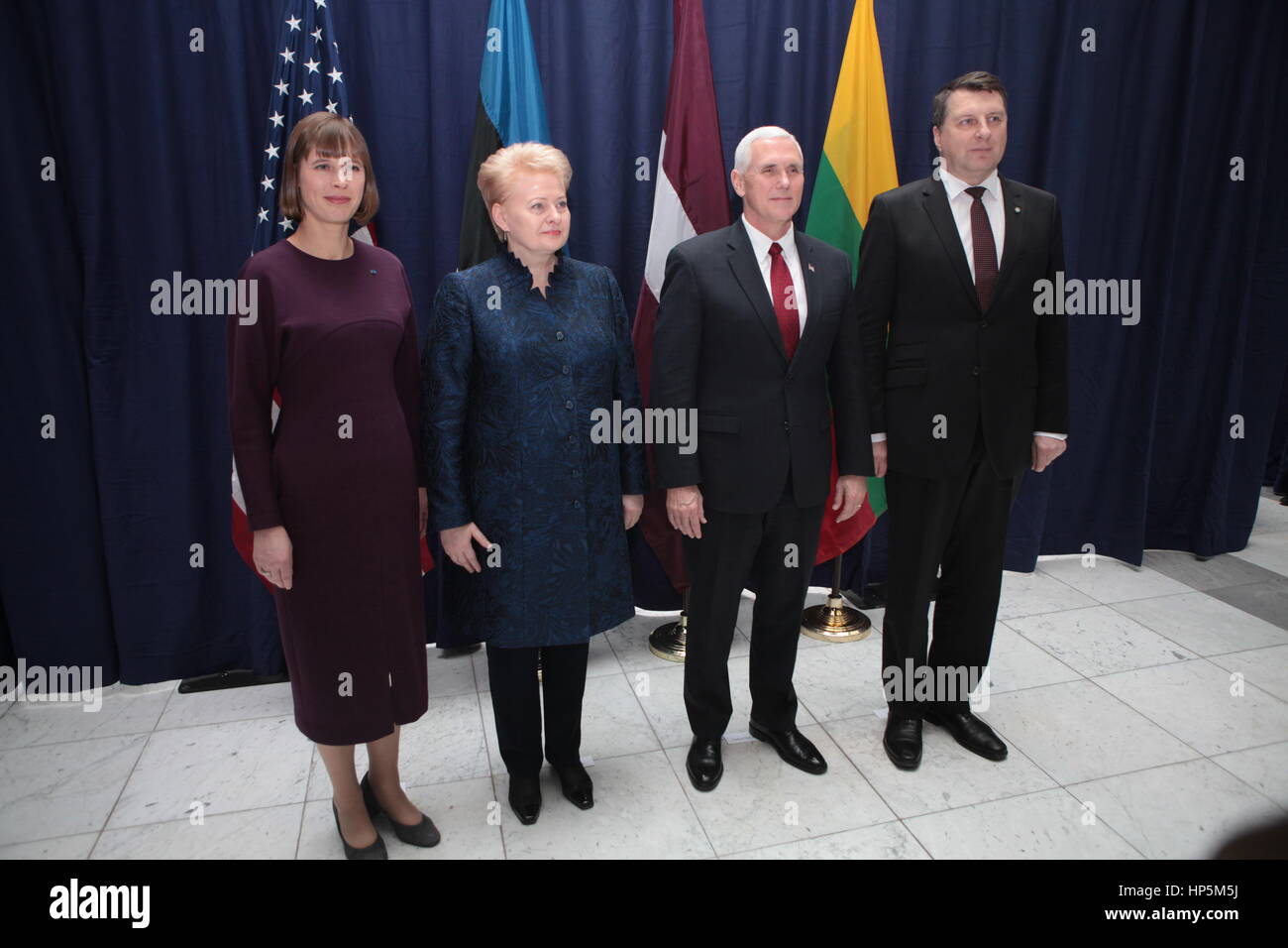 München, Deutschland. 18. Februar 2017. US-Vizepräsident Mike Pence nimmt Teil an einem multilateralen Treffen mit Mitgliedern der baltischen Staaten Estland, Lettland und Litauen am Rande der Münchner Sicherheitskonferenz 18. Februar 2017 in München. Teilnehmer von links nach rechts: estnischen Präsidenten Kersti Kaljulaid, die litauische Staatspräsidentin Dalia Grbauskaite, Vice President Mike Pence und lettische Staatspräsident Raimonds Vejonis. Bildnachweis: Planetpix/Alamy Live-Nachrichten Stockfoto