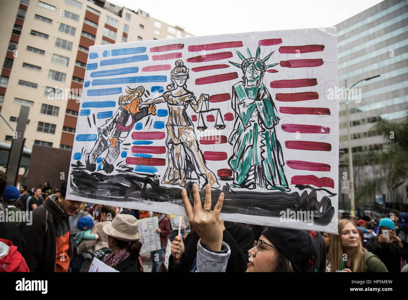 Los Angeles, USA. 18. Februar 2017. Tausende von Angelenos versammelten sich in Downtown Los Angeles, Donald Trump muslimischen Verbot und seine Anrufe, eine Mauer an der mexikanischen Grenze zu protestieren. Bildnachweis: Andie Mühlen/Alamy Live-Nachrichten Stockfoto