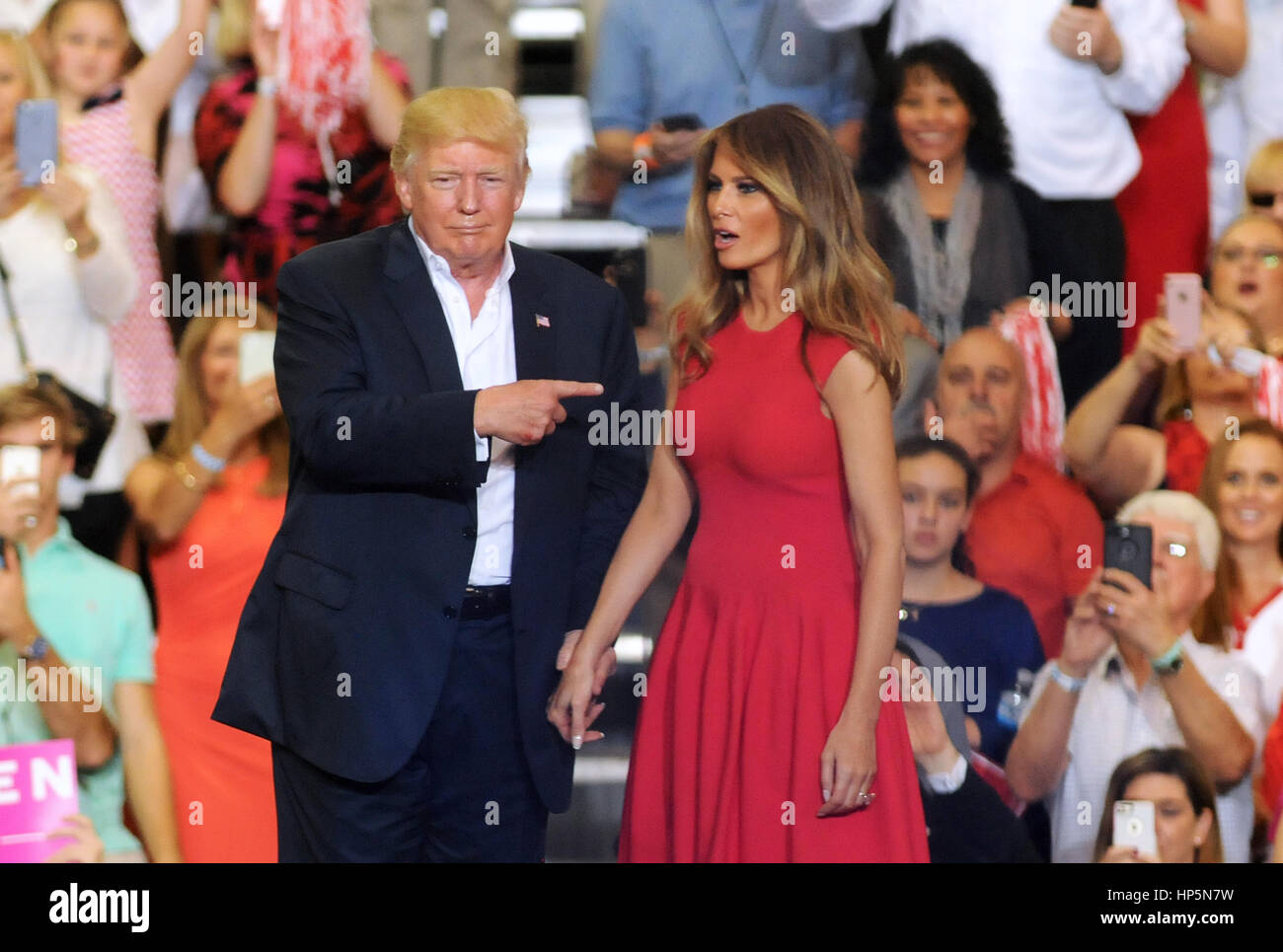 Melbourne, Florida, USA. 18. Februar 2017. US-Präsident Donald Trump verweist auf First Lady Melania Trump auf einer Kundgebung der Kampagne am 18. Februar 2017 in Orlando-Melbourne International Airport in Melbourne, Florida. Dies ist die erste Veranstaltung dieser Art, den Trump seit seiner Amtseinführung am 20. Januar 2017 innehat. Bildnachweis: Paul Hennessy/Alamy Live-Nachrichten Stockfoto