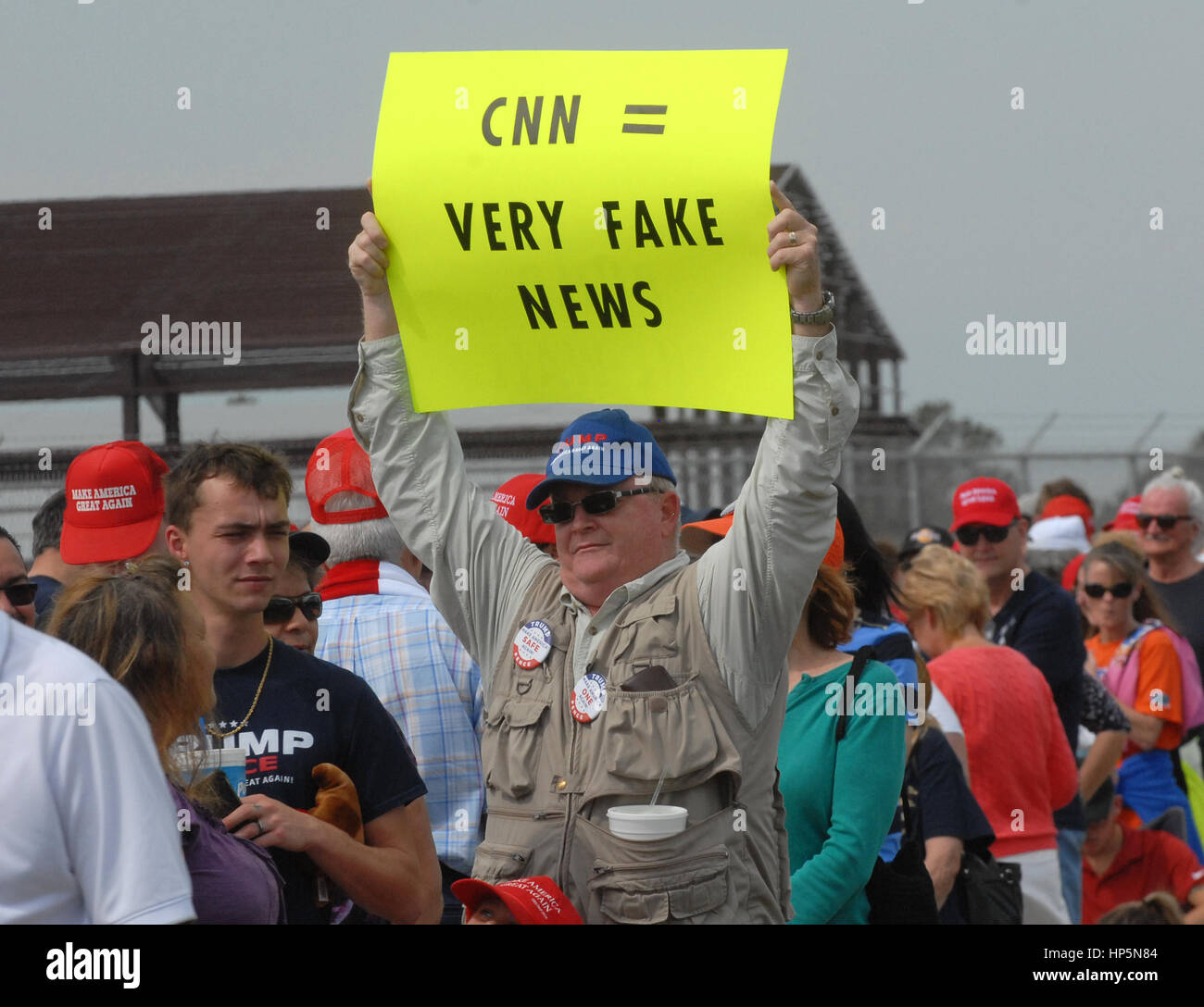 Melbourne, Florida, USA. 18. Februar 2017. Ein Mann hält eine gefälschte Nachrichten Zeichen während der Wartezeit in der Schlange, US-Präsident Donald Trump auf einer Kundgebung der Kampagne am 18. Februar 2017 in Orlando-Melbourne International Airport in Melbourne, Florida sprechen zu hören. Dies ist die erste Veranstaltung dieser Art, den Trump seit seiner Amtseinführung am 20. Januar 2017 innehat. Bildnachweis: Paul Hennessy/Alamy Live-Nachrichten Stockfoto