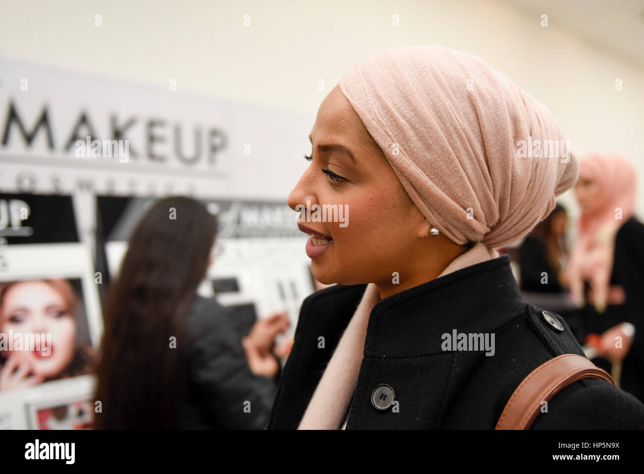 London, UK.  18. Februar 2017. Eine Frau kauft für Make-up an Großbritanniens ersten bescheidenen Londoner Modewoche findet dieses Wochenende in der Saatchi Gallery.  Die zweitägige Veranstaltung sieht 40 Marken aus der ganzen Welt zusammenkommen, um ihre Kollektionen für den Muslim und andere religiöse Frauen präsentieren. Bildnachweis: Stephen Chung / Alamy Live News Stockfoto