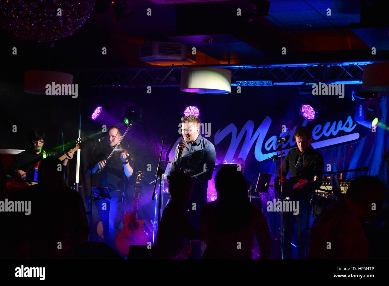 Valley Hotel, Fivemiletown, Nordirland. 19. Februar 2017. Irish Country-Sänger Lee Matthews Live in Konzert im Tal Hotel. Bildnachweis: Mark Winter/Alamy Live-Nachrichten Stockfoto