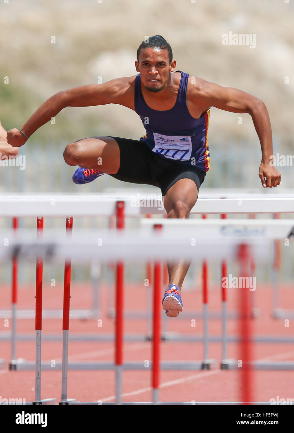 Cape Town, Südafrika. 18. Februar 2017. Darren Rätsel von Bellville Athletics Club gewinnt die Herren 110m Hürden in 14,06 Sekunden während der zweiten WP Leichtathletik Liga Leichtathletik Treffen in Parow-Leichtathletik am 18. Februar 2017 in Cape Town, Südafrika. Foto von Roger Sedres/Gallo Images/Alamy Live News Stockfoto