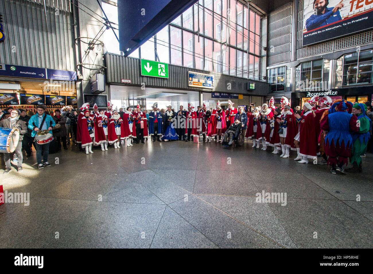 19. Februar 2017 - MÃ¼Nchen, Bayern, Deutschland - eine Gruppe von kostümierten Tänzer und Musiker organisiert eine Flashmob-Tanz und Musik-Show im Münchner Hauptbahnhof (Hauptbahnhof) (Credit-Bild: © Sachelle Babbar über ZUMA Draht) Stockfoto