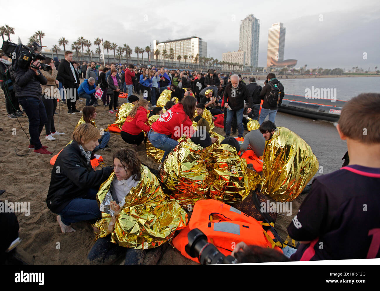 Barcelona, Spanien. 18. Februar 2017. Am Strand von Barcelona ausleben Freiwilligen eine Rettung aus kleinen Boot am Strand. Rund 160.000 Menschen demonstrieren auf der Via Laietana, Zentrum von Barcelona, fordern die Regierung auf weitere Flüchtlinge zu ermöglichen und um Unterstützung für Flüchtlinge die Gräueltaten in Krieg zerrissenen Bereichen wie Syrien zeigen. Bildnachweis: reiche Bowen/Alamy Live News Stockfoto