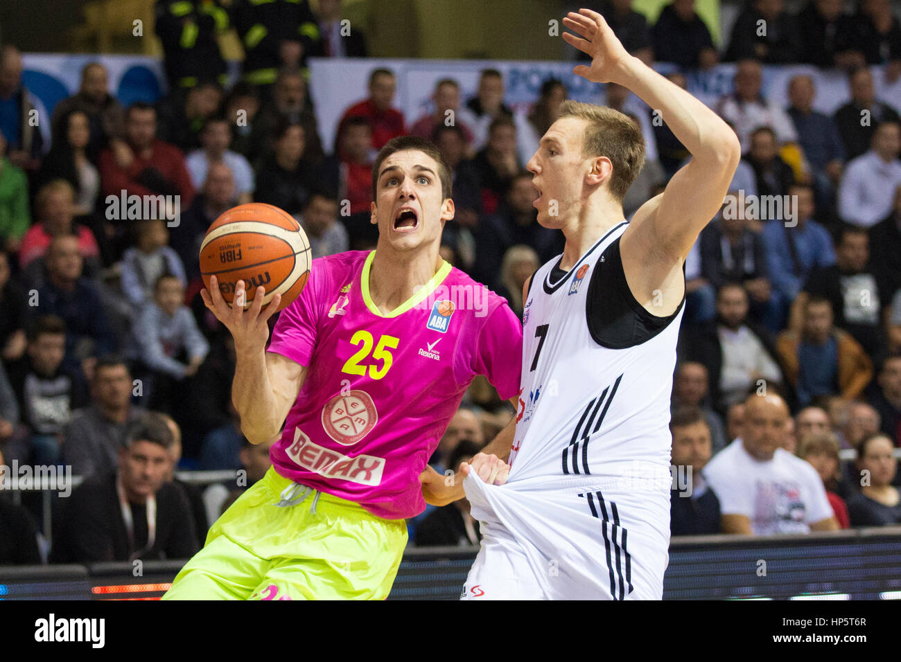 Nis, Serbien. 18. Februar 2017: Adin Vrabac von Partizan NIS Beograd in Aktion gegen Rade Zagorac Mega Lek Sremska Mitrovica während der 2016/2017 Radivoj Korac Cup Halbfinale Spiel zwischen Mega Lek Sremska Mitrovica und Partizan NIS Beograd Cair Hall am 18. Februar 2017 in Nis, Serbien. © Nikola Krstic/Alamy Live-Nachrichten Stockfoto