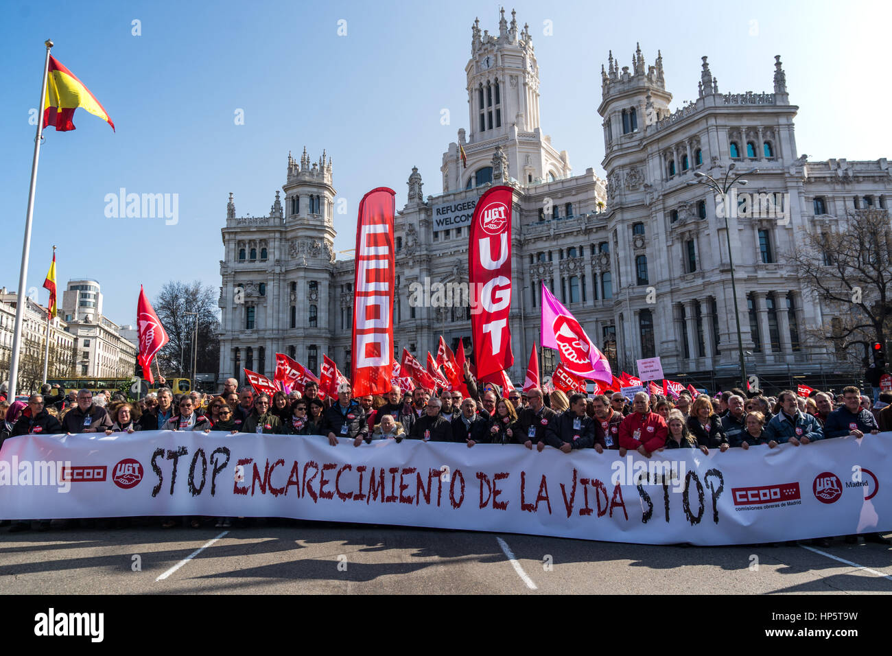 Madrid, Spanien. 19. Februar 2017. Hauptbanner einer Demonstration gegen die steigenden Lebenshaltungskosten von Gewerkschaften aufgerufen, Banner liest "Stop high Cost Of Living" Credit: Marcos del Mazo/Alamy Live News Stockfoto