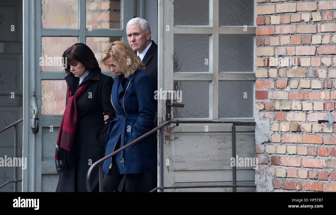 Dachau, Deutschland. 19. Februar 2017. US-Vice President Mike Pence (R), seine Frau Karen Pence (L) und seine Tochter Charlotte Besuch der KZ-Gedenkstätte in Dachau, Deutschland, 19. Februar 2017. Zusammen mit seiner Familie besucht Pence der KZ-Gedenkstätte in Dachau befindet sich nördlich von München, als er seinen ersten offiziellen Besuch in Deutschland abgeschlossen. Foto: Sven Hoppe/Dpa/Alamy Live News Stockfoto