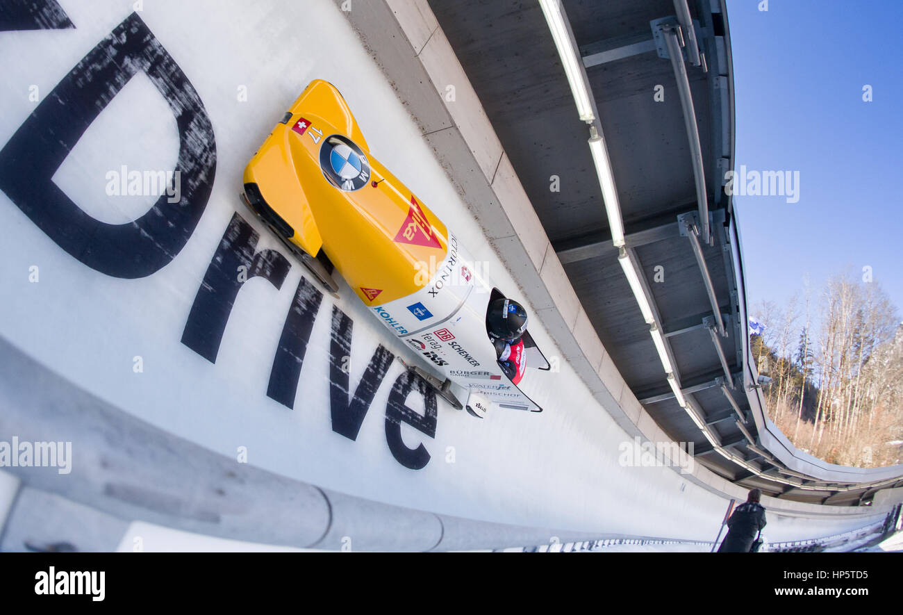 Bobsport Beat Hefti und Michael Kuonen aus der Schweiz in der 3. Runde durch die Echokurve in Schönau Königssee in Deutschland am 19. Februar 2017. Bob- und Skeleton-Weltmeisterschaften sind auf einer künstlichen Eiskanal zwischen 13-26.02.2017 statt. Foto: Peter Kneffel/dpa Stockfoto