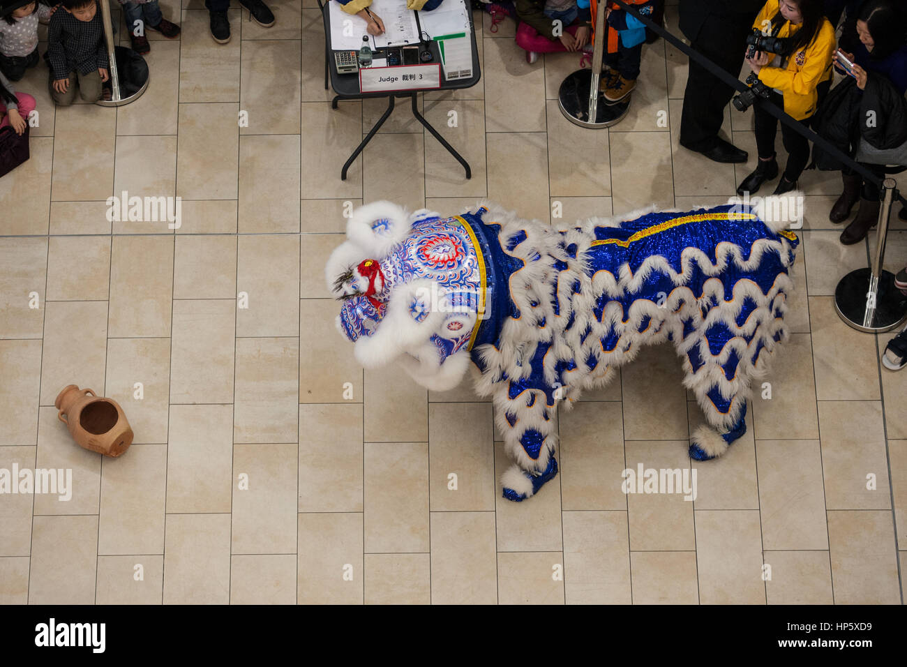 Birmingham, Vereinigtes Königreich. 19. Februar 2017. Fünf britische Lion Dance-Mannschaften, die zu der ersten Resorts World Birmingham Löwentanz champions 2017 Credit: Steven Reh/Alamy Live News Stockfoto