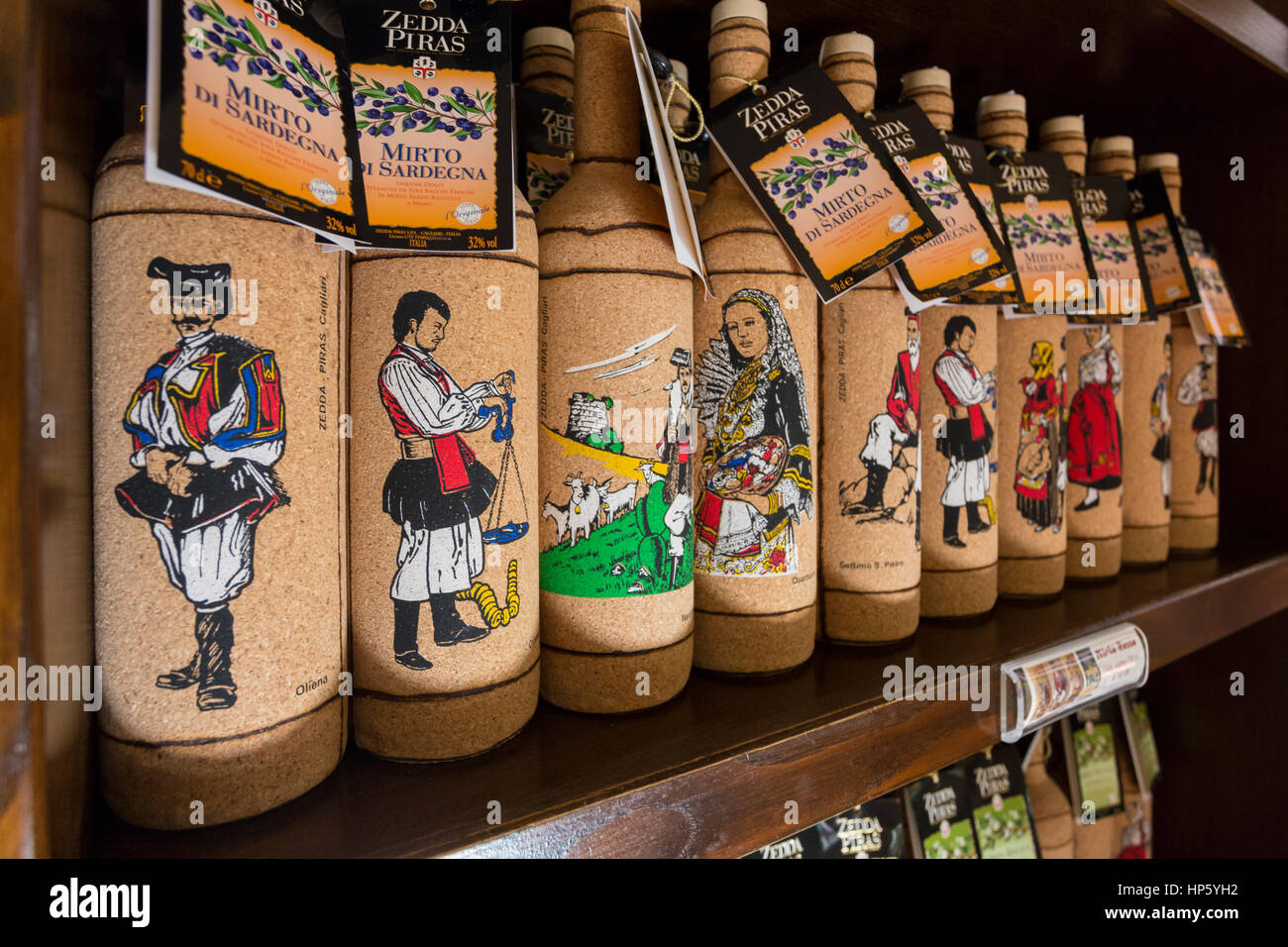 Eine Flasche Kork bedeckt Mirto, ein typisch sardischer Likör aus den Beeren der Myrte Stockfoto