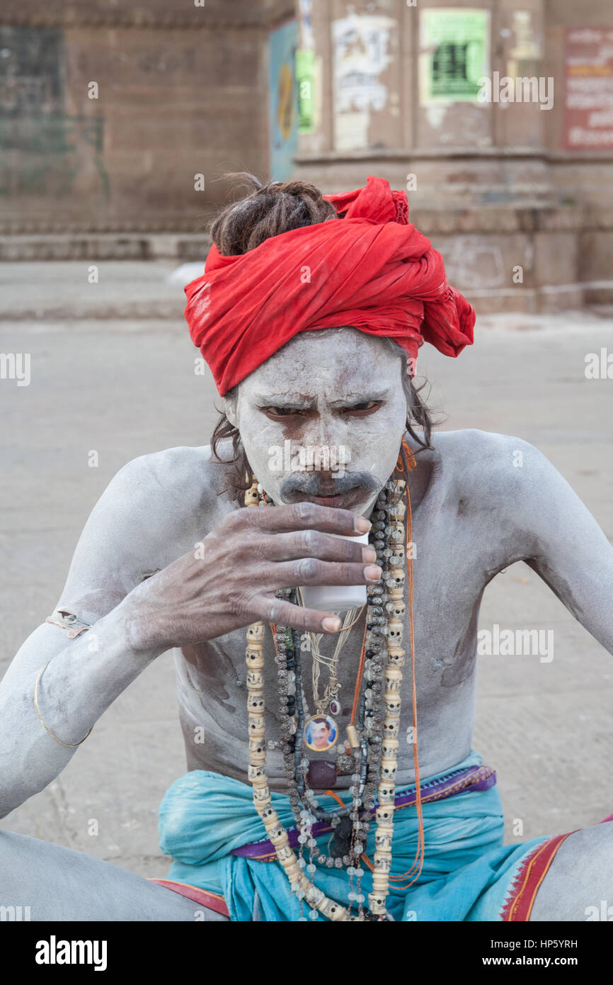 Sadhu, Heilige, Mann, Trinken, Chai, Tee, Varanasi, Benares, altes, Stadt, auf, Banken, der, Heilige, Fluss, Ganges, Baden, ghats, Uttar, Pradesh, Indien, indisch, asiatisch, Asiatische, Stockfoto