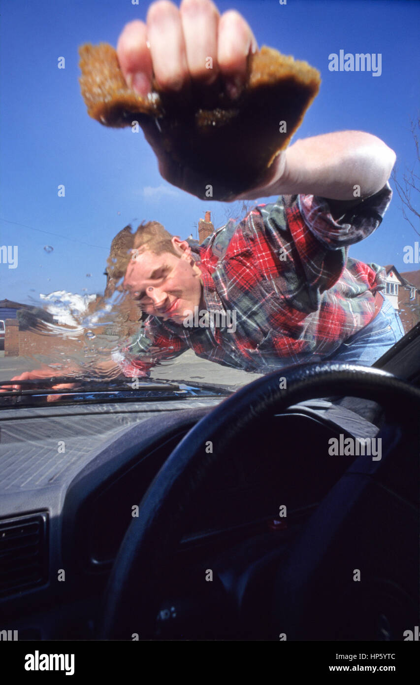 Mann Waschen Auto am Haus Einfahrt Leeds uk Stockfoto