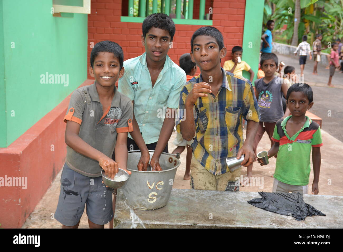 Mumbai, Indien - 27. Oktober 2015 - Kinder von Kindern «s in-Trinkwasser und Abwasch von neuen Brunnen powered by Nächstenliebe aus Europa Stockfoto