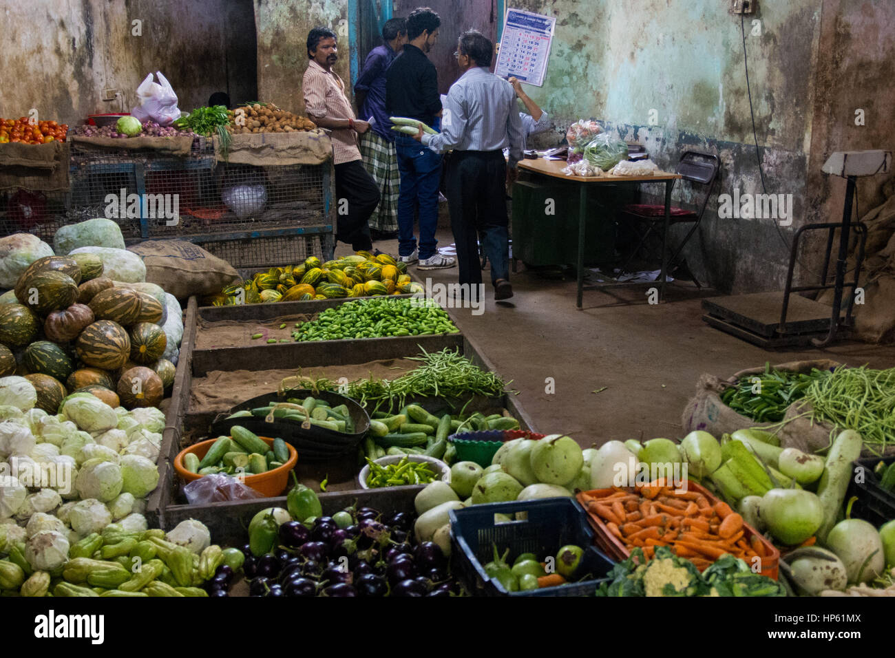 Mumbai, Indien - 11. Dezember 2016 - indische Händler in seinem Geschäft in der lokalen Markt verkaufen alle Arten von waren Stockfoto