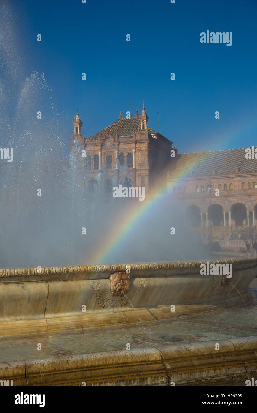 Brunnen mit Regenbogen am Plaza del Espana in Sevilla, Spanien Stockfoto
