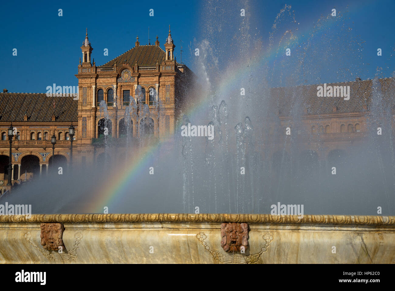 Brunnen mit Regenbogen am Plaza del Espana in Sevilla, Spanien Stockfoto