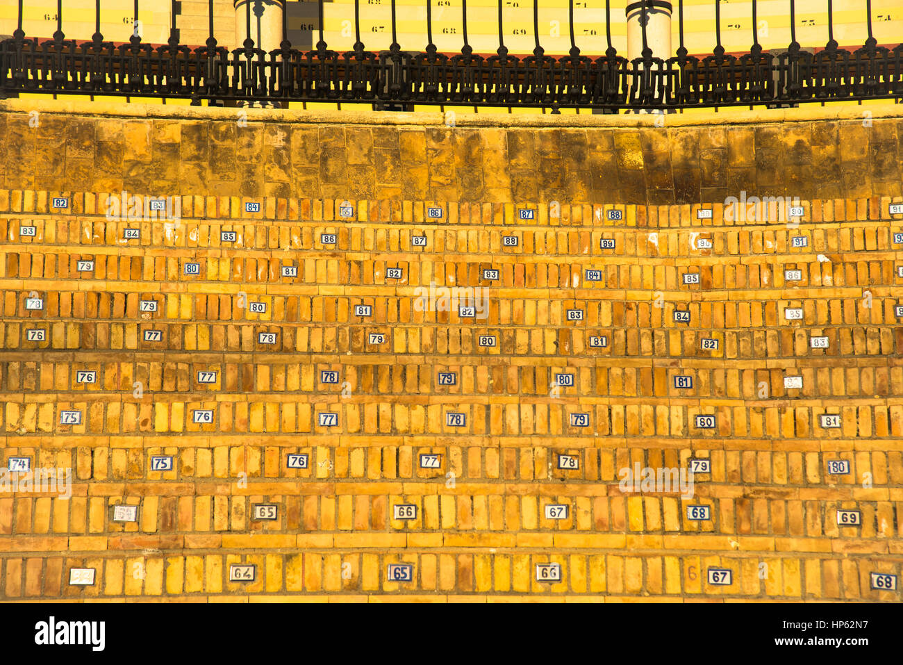 nummerierte Sitzplätze in der Stierkampfarena in Sevilla, Spanien Stockfoto