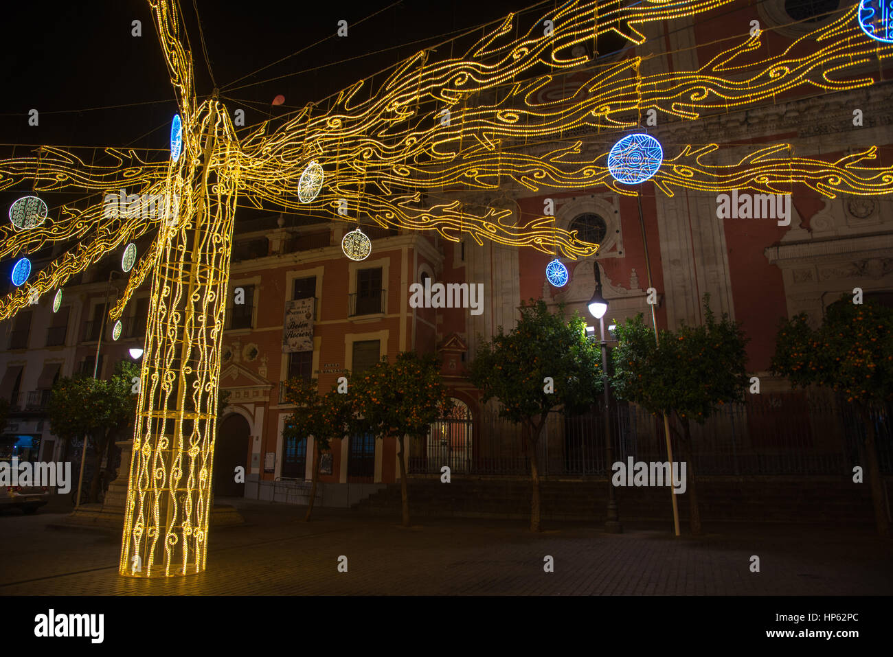 Straßenlaternen mit Weihnachten in Sevilla, Spanien Stockfoto