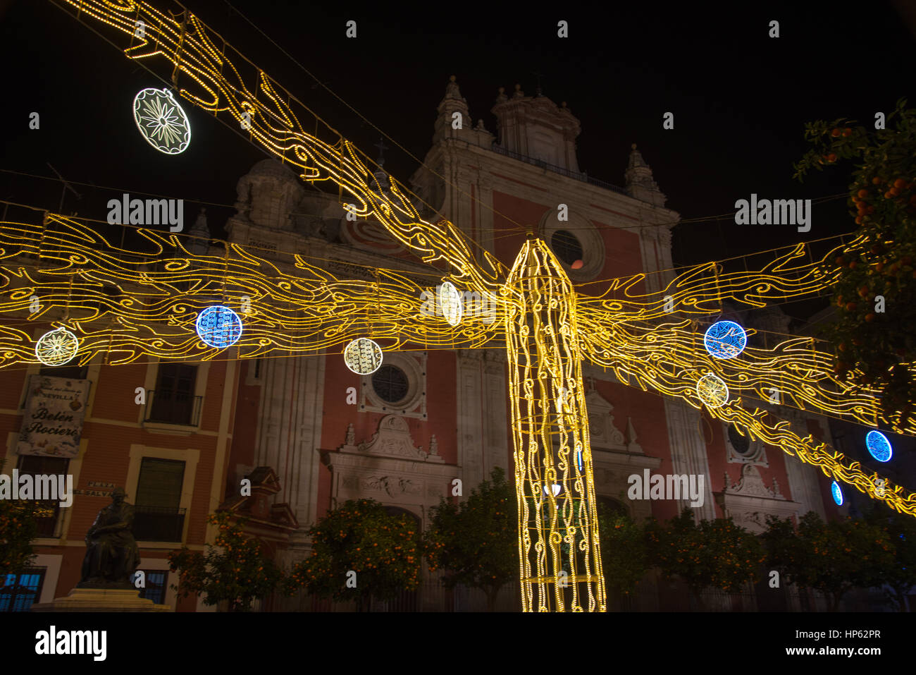 Straßenlaternen mit Weihnachten in Sevilla, Spanien Stockfoto