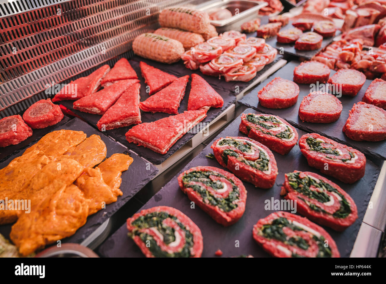 Metzger mit verschiedenen Arten von Fleisch bereits gefüllt und fertig gekocht werden. Stockfoto