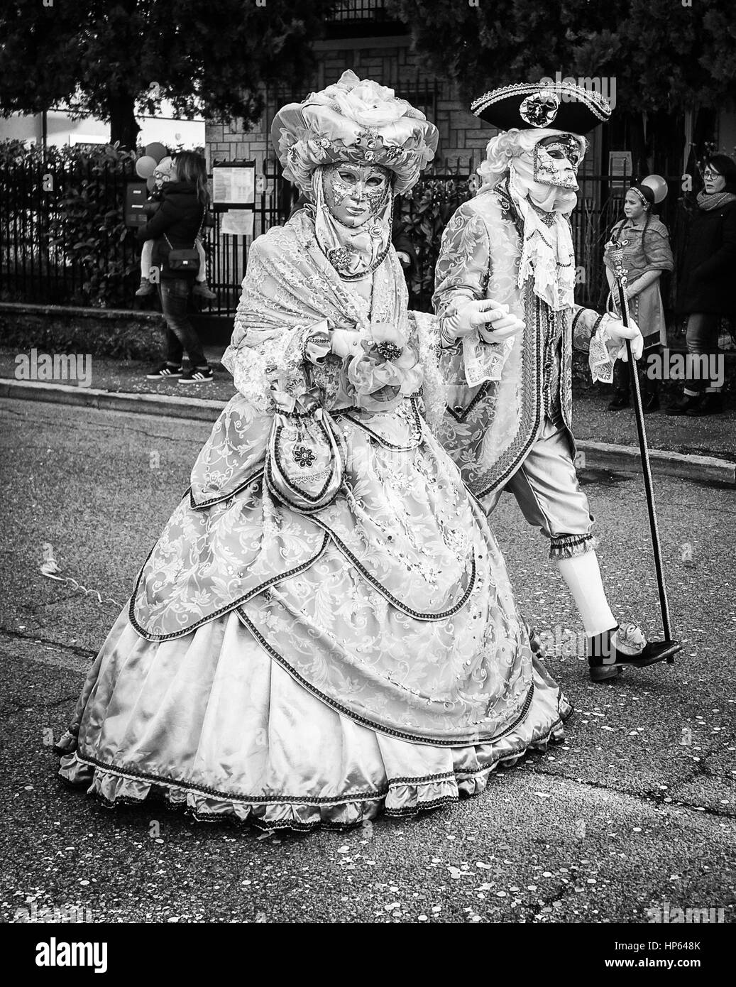 Venedig, Italien - 16. Februar 2017: Karnevalsumzug mit original typisch venezianischen Masken. Stockfoto