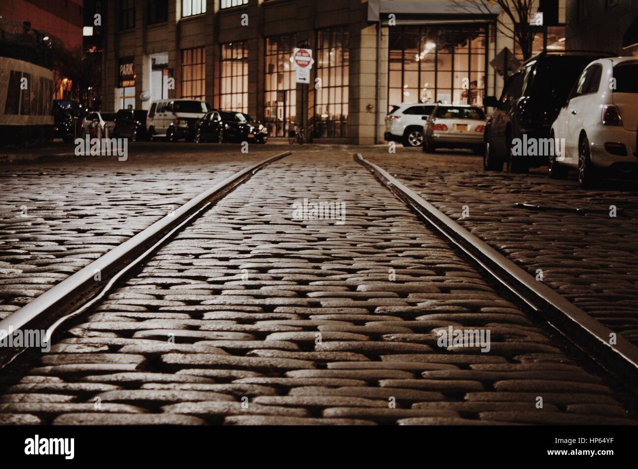 DUMBO, Brooklyn - Tracks über Kopfsteinpflaster Stockfoto